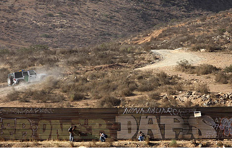 Ciudadanos mexicanos en Tijuana intentan cruzar la frontera con EEUU. | Reuters