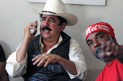 Manuel Zelaya (izquierda), en la embajada de Brasil, junto a un seguidor. | Afp