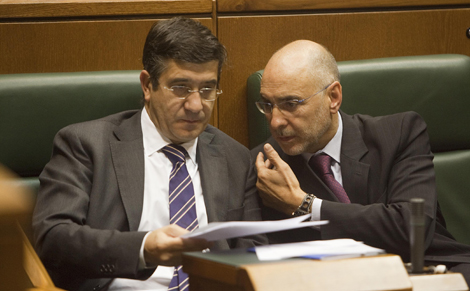 Rodolfo Ares conversa con el lehendakari Patxi Lpez en el Parlamento Vasco. | Mitxi