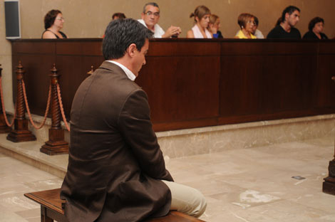 Rodrigo de Santos sentado en el banquillo de los acusados durante el juicio. | Pep Vicens