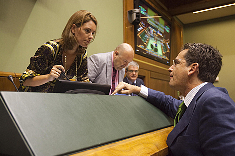 Antonio Basagoiti habla con la presidenta del Parlamento Vasco, Arantza Quiroga. | Mitxi