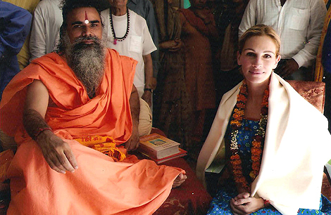 La actriz junto al sacerdote Swami Dharmdev en el templo de Pataudi. | Afp