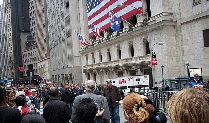 Michael Moore, junto a la Bolsa de Nueva York, en una imagen del film. | AP