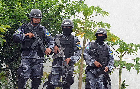 Policas hondureos vigilan los alrededores de la embajada brasilea en Tegucigalpa. | AFP