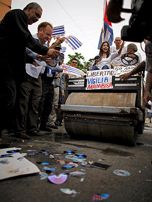 Cubanos de Miami destruyen con una apisonadora discos de Juanes. | Reuters