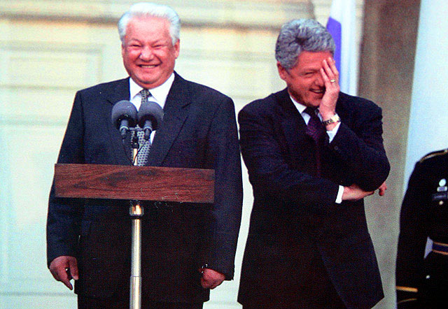 Clinton y Yeltsin se desternillan en una rueda de prensa en 1995.