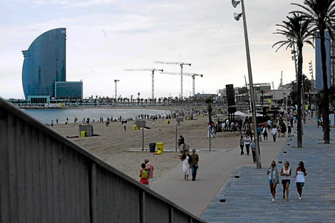 La playa de la Barceloneta, con el Hotel Vela al fondo. | Quique Garca