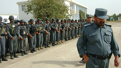 Un comando de la polica afgana se rene para llevar a cabo una operacin contra talibanes en Kunduz. | Efe
