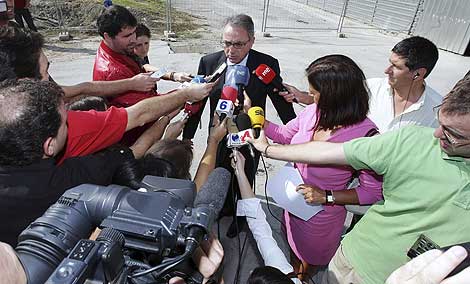 El presidente del Gobierno navarro, Miguel Sanz, atiende a los periodistas. | Efe
