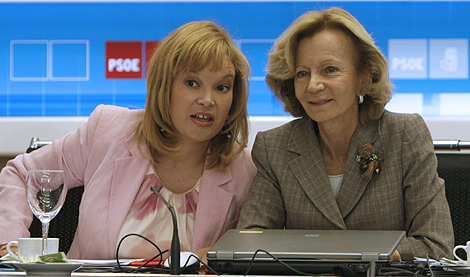 La vicepresidenta Salgado y la secretaria de Organización del PSOE, Leire Pajín. | Efe