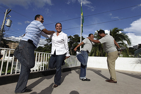 La esposa de Zelaya, Xiomara Castro, con partidarios del presidente derrocado en la embajada de Brasil. | Reuters