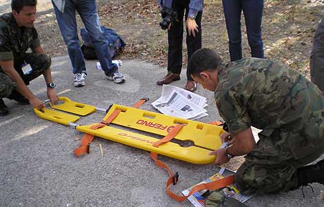 Simulacros de traslado de heridos en la Escuela Militar de Sanidad. | F. R.