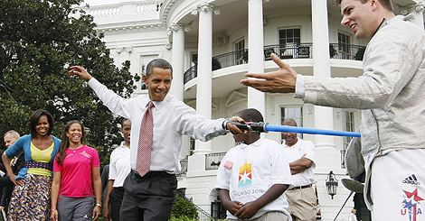 Reciente imagen de Obama junto al medallista olmpico Tim Morehouse. | AP