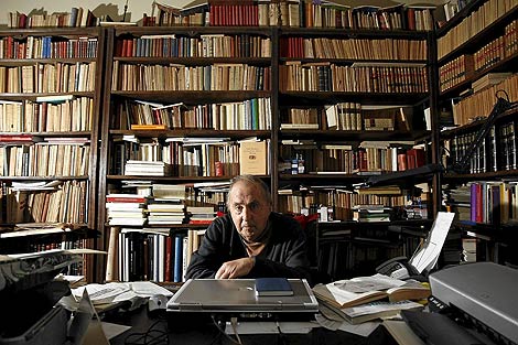 El poeta y pintor Flix Antonio Gonzlez, en su despacho. | P. Requejo