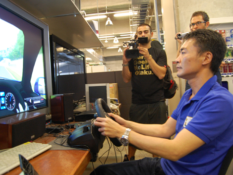 El creador de Gran Turismo, Kazunori Yamauchi, prueba una demo de GT5. | J. A. N.