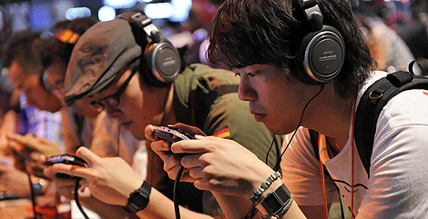 Jugadores de videojuegos en la pasada feria Tokyo Game Show . | Efe