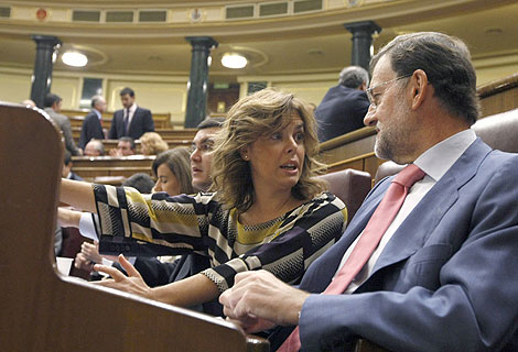 Mariano Rajoy charla con Soraya Sáenz de Santamaría, en el Congreso. | Efe