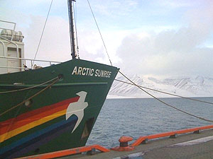 El Artic Sunrise en el muelle de Svalbard. | J. Lpez de Uralde