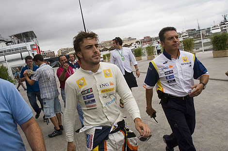 Alonso tras una jornada de entrenamientos en el circuito urbano de Valencia | V. Bosch.