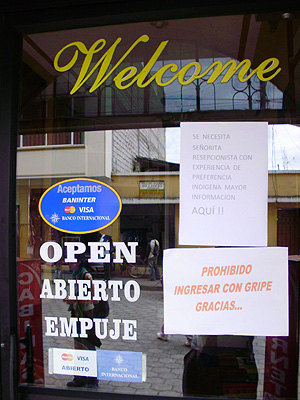 Cartel de prohibicin en un hotel de Otavalo, Ecuador. | W. Fernndez
