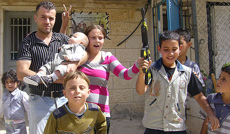 La familia de Sanah Salaj celebra su liberacin en Cisjordania. | Foto: Sal Emergui
