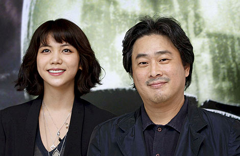 Park Chan-wook junto a la actriz coreana protagonista del filme, Kim Ok-vin. | Foto: Efe