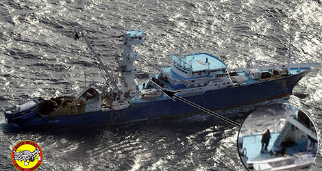 Imagen del pesquero 'Alakrana', con los piratas a bordo. | Ministerio de Defensa