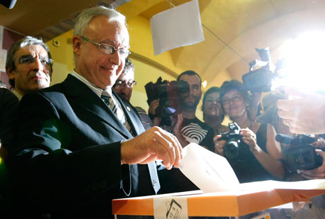 El alcalde de Arenys de Munt, Carles Mora, vota en la consulta del 13 de septiembre | Reuters