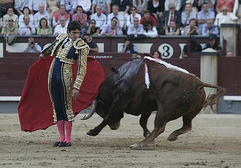 Castella se juega el tipo con uno de sus toros. | Diego Sinova