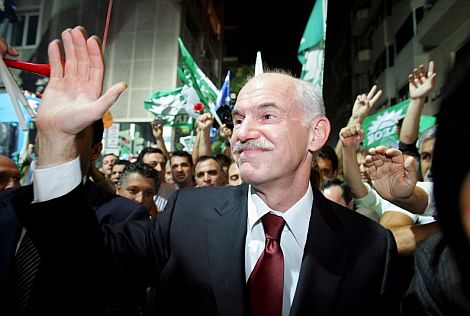 Papandreou, saluda a sus seguidores. | Efe