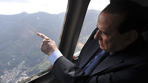 Silvio Berlusconi sobrevuela una zona afectada por inundaciones en Messina. | AP