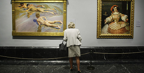 Una mujer contempla una obra de Sorolla. | Reuters