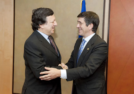 Patxi López saluda a Durao Barroso, presidente de la Comisión Europea.