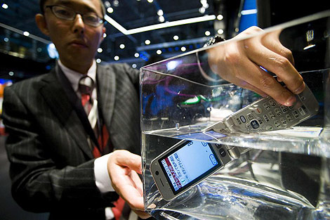 Un mvil sumergible de Fujitsu en la feria World Telecom 2009 de Ginebra. | Reuters