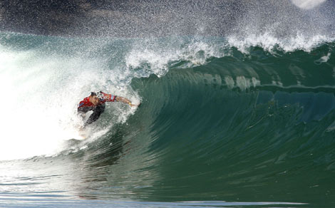 El surfista tahitiano Michel Bourez realiza un 'tubo' en Mundaka. | Efe