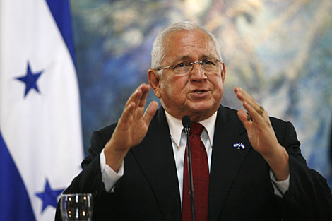 El presidente 'de facto' de Honduras, Roberto Micheletti, este lunes. | REUTERS