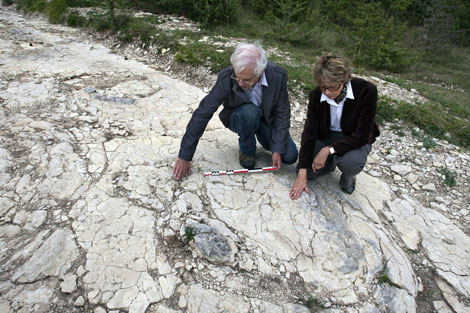 Patrice Landry y Marie-Helene Marcaud, midiendo una de las huellas. | Reuters