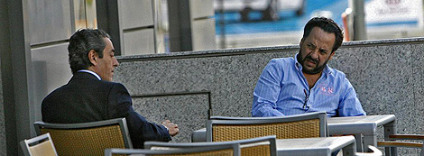 Víctor Campos y Álvaro Pérez charlan en una terraza en septiembre de 2009. | José Cuéllar