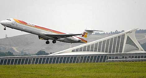 Un avión de Iberia despega del aeropuerto de Bilbao. | Mitxi