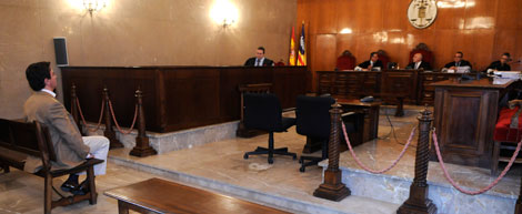 Rodrigo de Santos en la sala en la que est siendo juzgado. | Cati Cladera