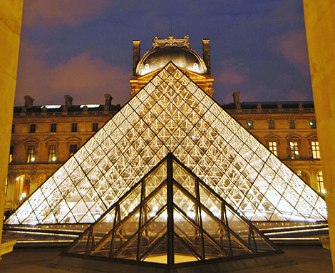 Pirmide del Louvre. | Foto: Ap