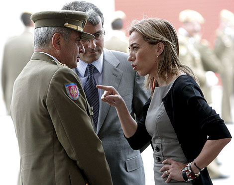 Carmen Chacn conversa con el jefe del Estado Mayor del Ejrcito, general Fulgencio Coll. | Efe