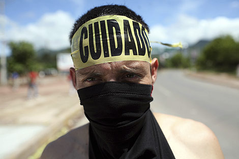 Un simpatizante del depuesto Manuel Zelaya protesta en Tegucigalpa. | AP