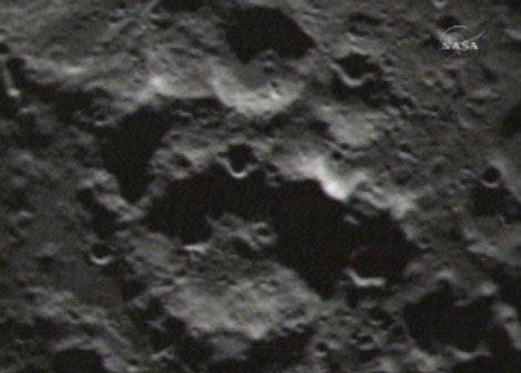 Una imagen tomada segundos después del impacto sobre la superficie lunar. | AP / NASA