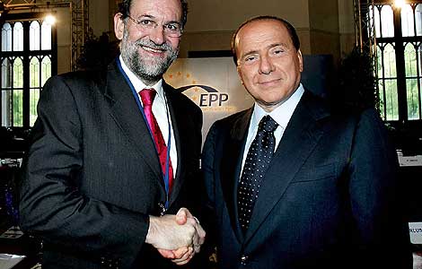Rajoy y Berlusconi se saludan durante una reunin del Partido Popular Europeo. | Efe