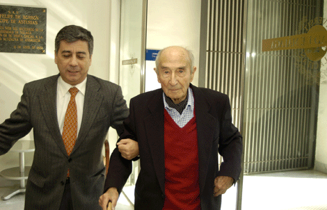 Julio Neira acompaa al escritor Jos Antonio Muoz Rojas. | elmundo.es