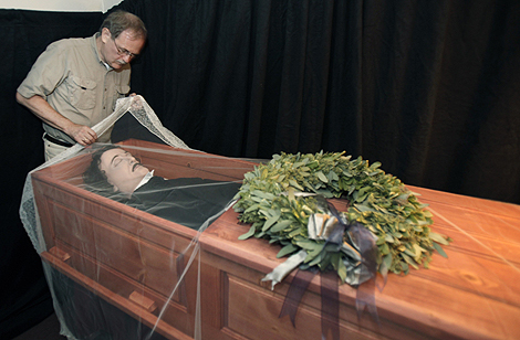 Un operario del museo engalana la rplica del cuerpo de Allan Poe. | Foto: AP