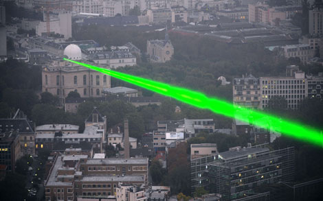 Un rayo laser emitido desde el Observatorio de Pars, con motivo del centenario de la astrofsica de partculas. | AFP