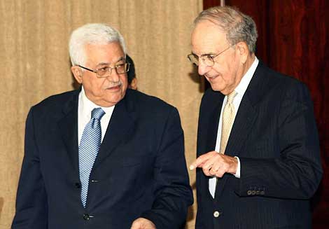 El enviado especial de EEUU para Oriente Prximo, George Mitchell, y el presidente de la ANP, Abu Mazen. | Efe