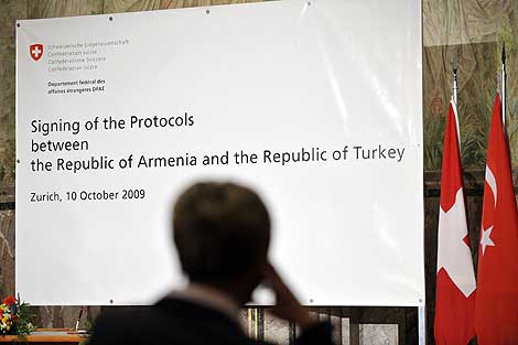 Un delegado espera en la sala donde debe firmarse el acuerdo entre Turqua y Armenia. | AFP